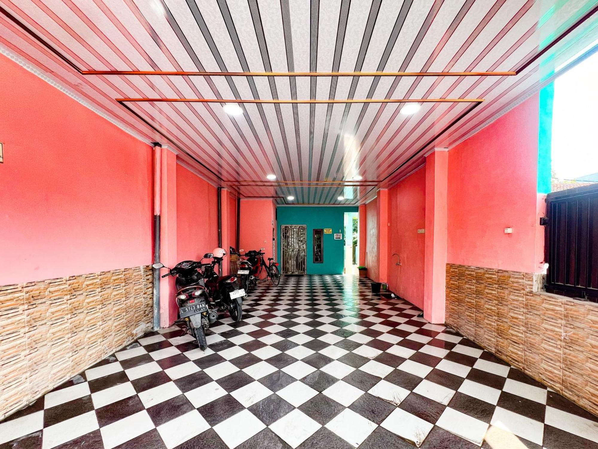 Reddoorz Near Sunrise Mall Mojokerto Exterior foto