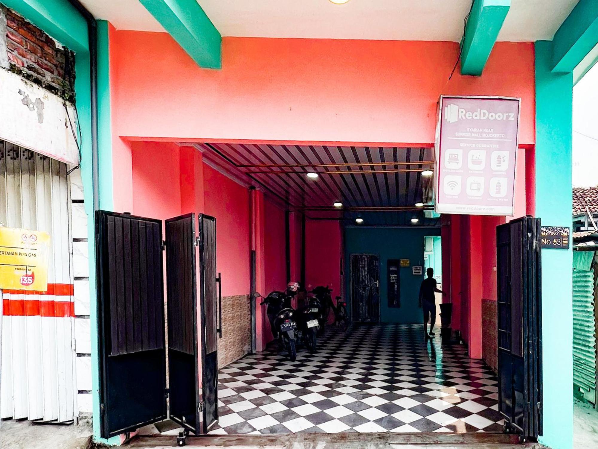 Reddoorz Near Sunrise Mall Mojokerto Exterior foto